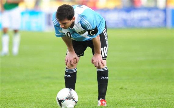 Hình ảnh Messi nôn khan tại Bolivia hồi 2013 Hình ảnh Messi nôn khan tại Bolivia hồi 2013
