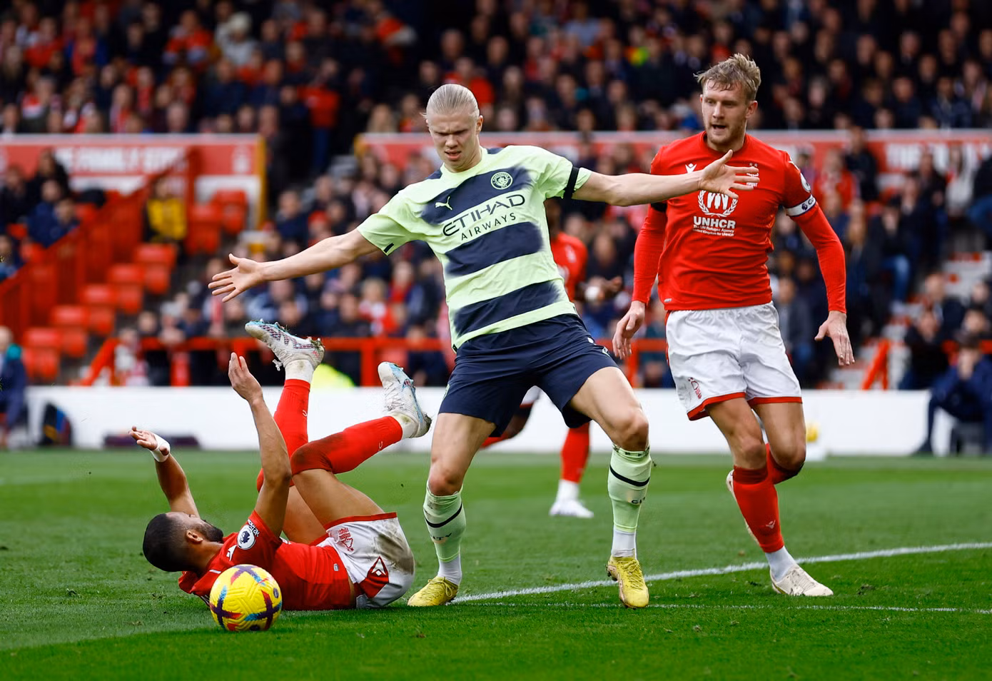 Bị Nottingham chia điểm, Man City mất ngôi đầu về lại tay Arsenal ảnh 9