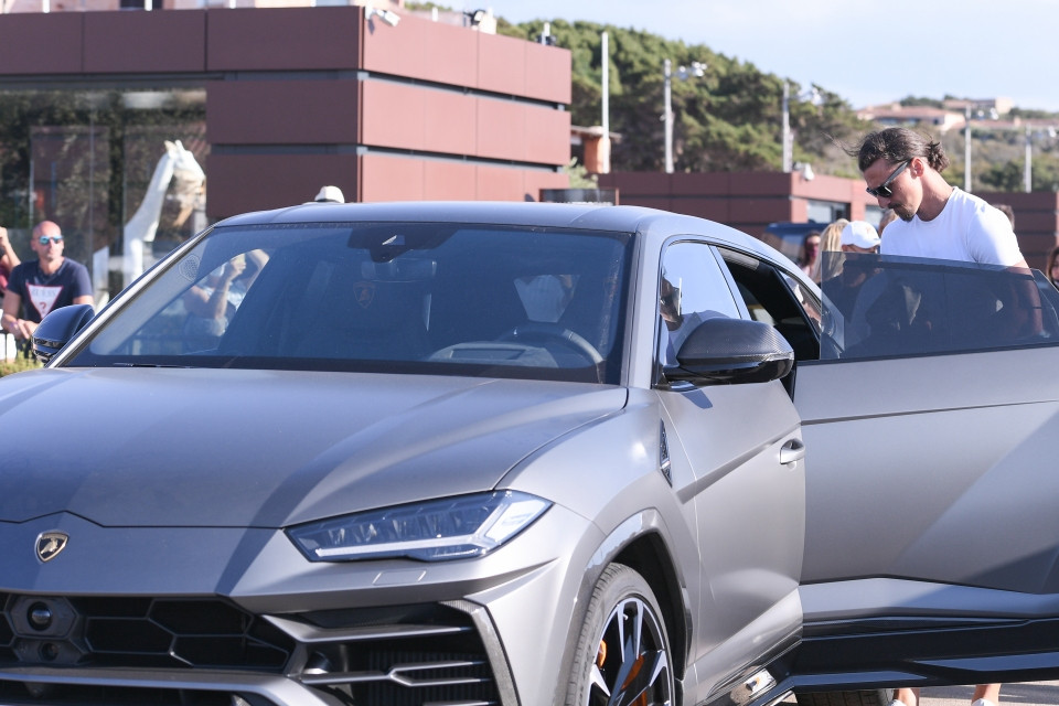 Ibra hay di chuyển trên chiếc Lamborghini Urus trị giá 200.000 euro Ibra hay di chuyển trên chiếc Lamborghini Urus trị giá 200.000 euro