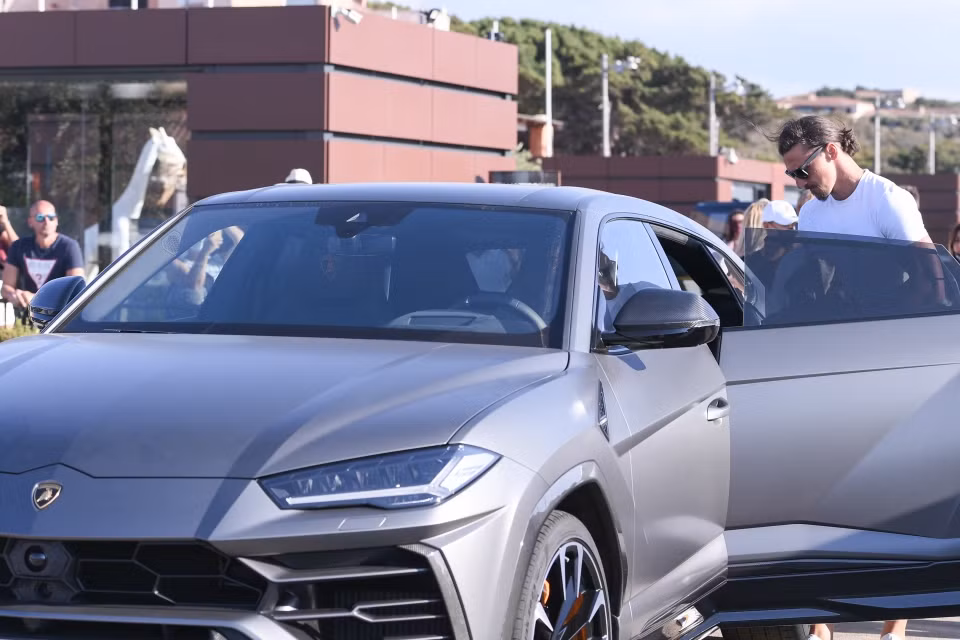 Ibra hay di chuyển trên chiếc Lamborghini Urus trị giá 200.000 euro