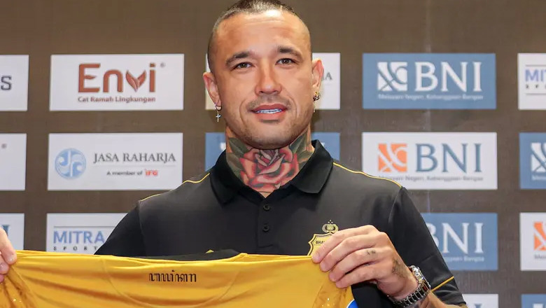 Nainggolan đang thi đấu ở giải VĐQG Indonesia Nainggolan đang thi đấu ở giải VĐQG Indonesia