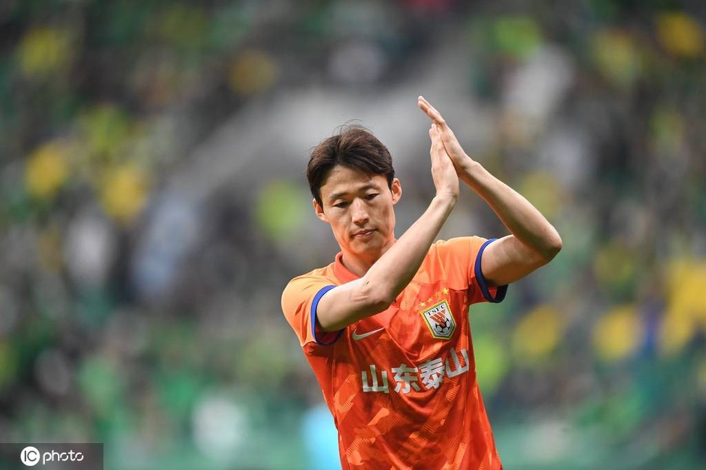 Son Jun-ho trong màu áo Shandong Taishan