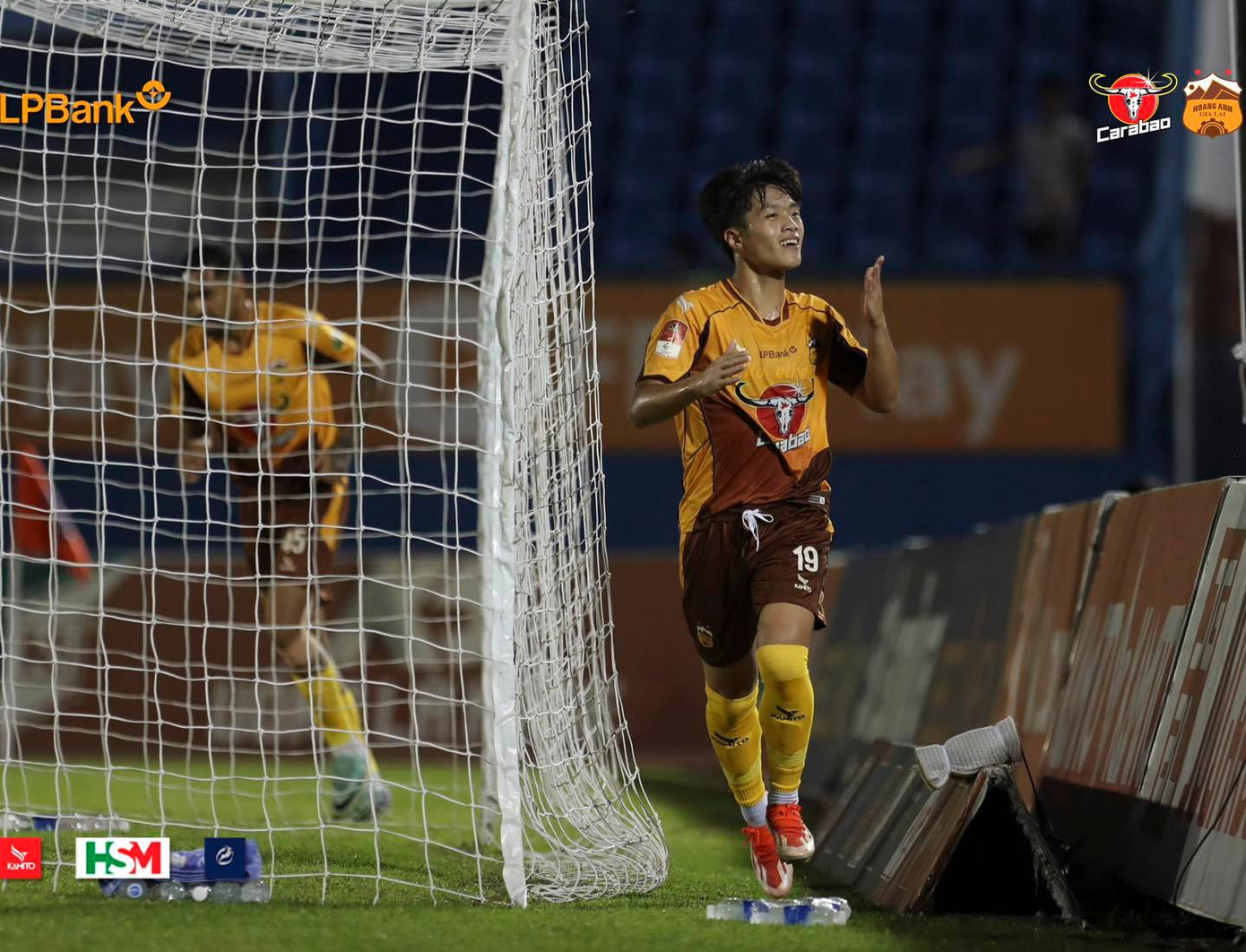 HAGL đang bay cao với 7 điểm, dẫn đầu BXH HAGL đang bay cao với 7 điểm, dẫn đầu BXH