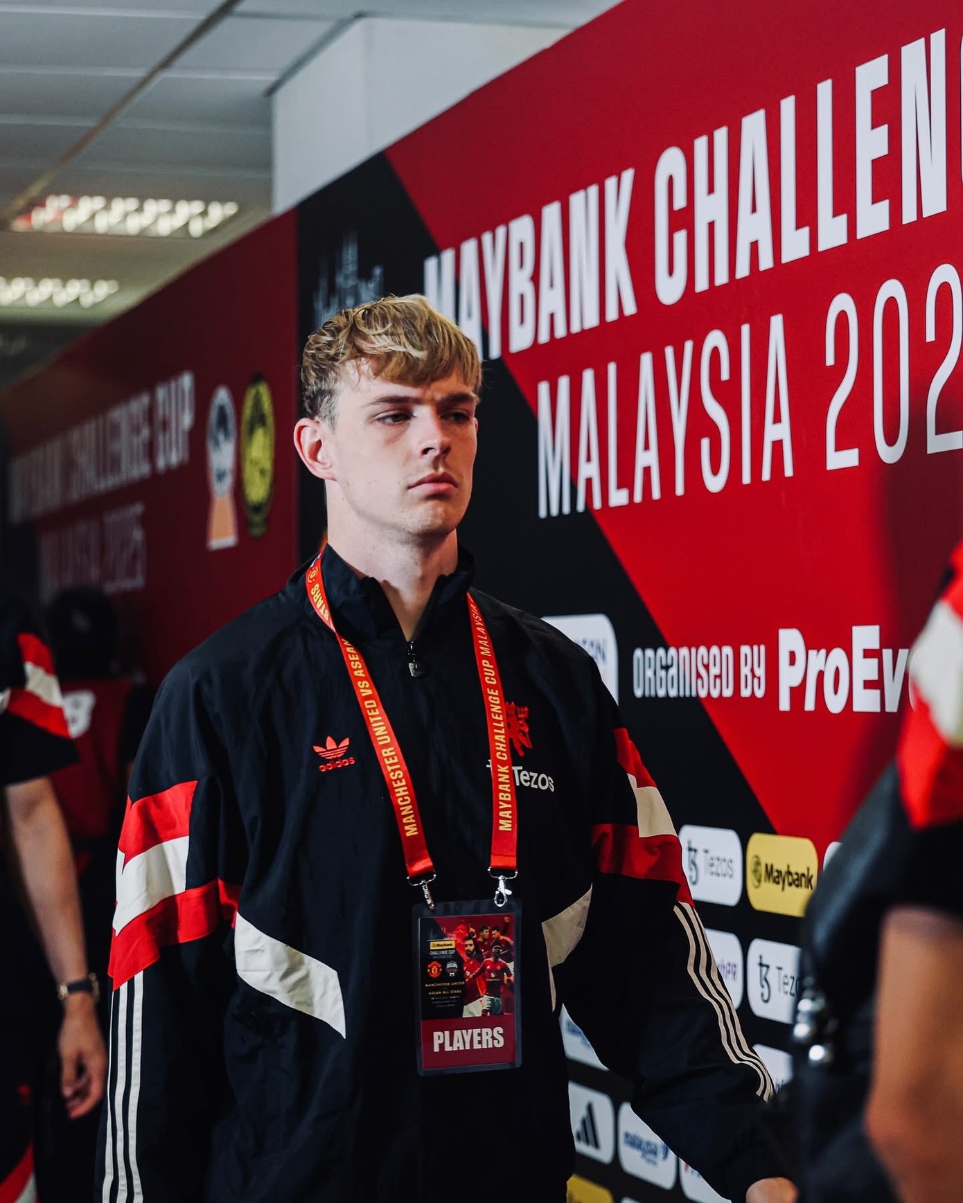 Hoàng Đức, Duy Mạnh và đồng đội đánh bại các ngôi sao MU ảnh 5