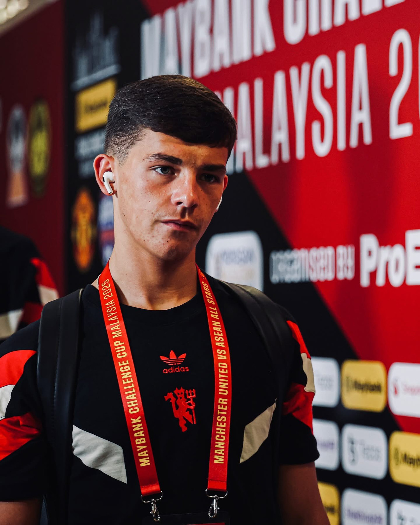 Hoàng Đức, Duy Mạnh và đồng đội đánh bại các ngôi sao MU ảnh 3