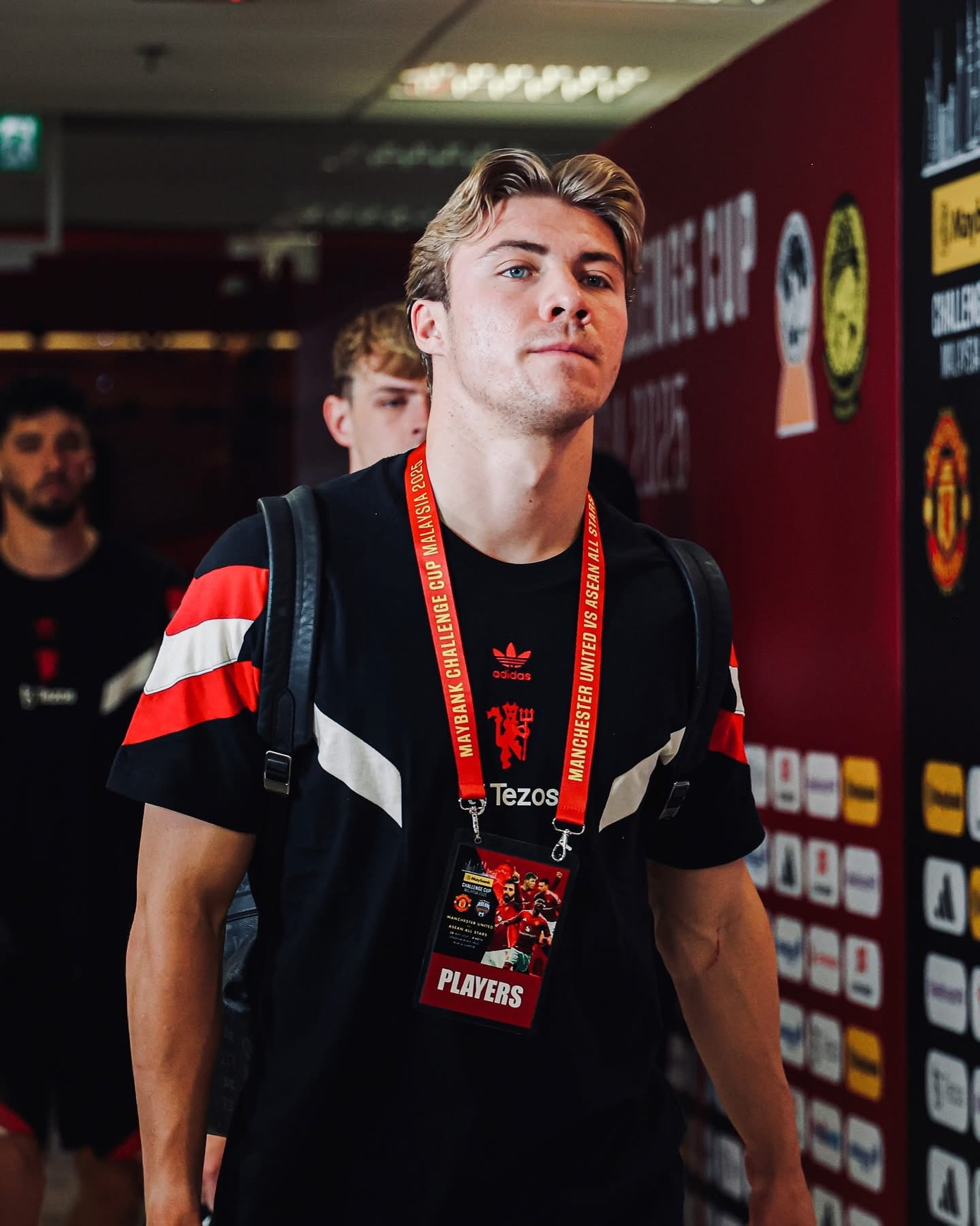 Hoàng Đức, Duy Mạnh và đồng đội đánh bại các ngôi sao MU ảnh 4