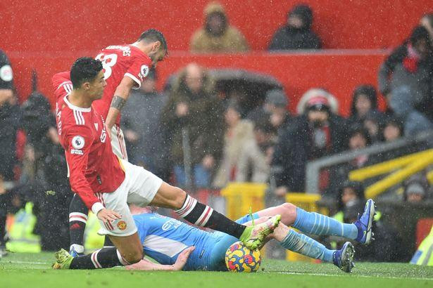 De Bruyne đã may mắn không bị gãy chân sau pha đạp bóng này