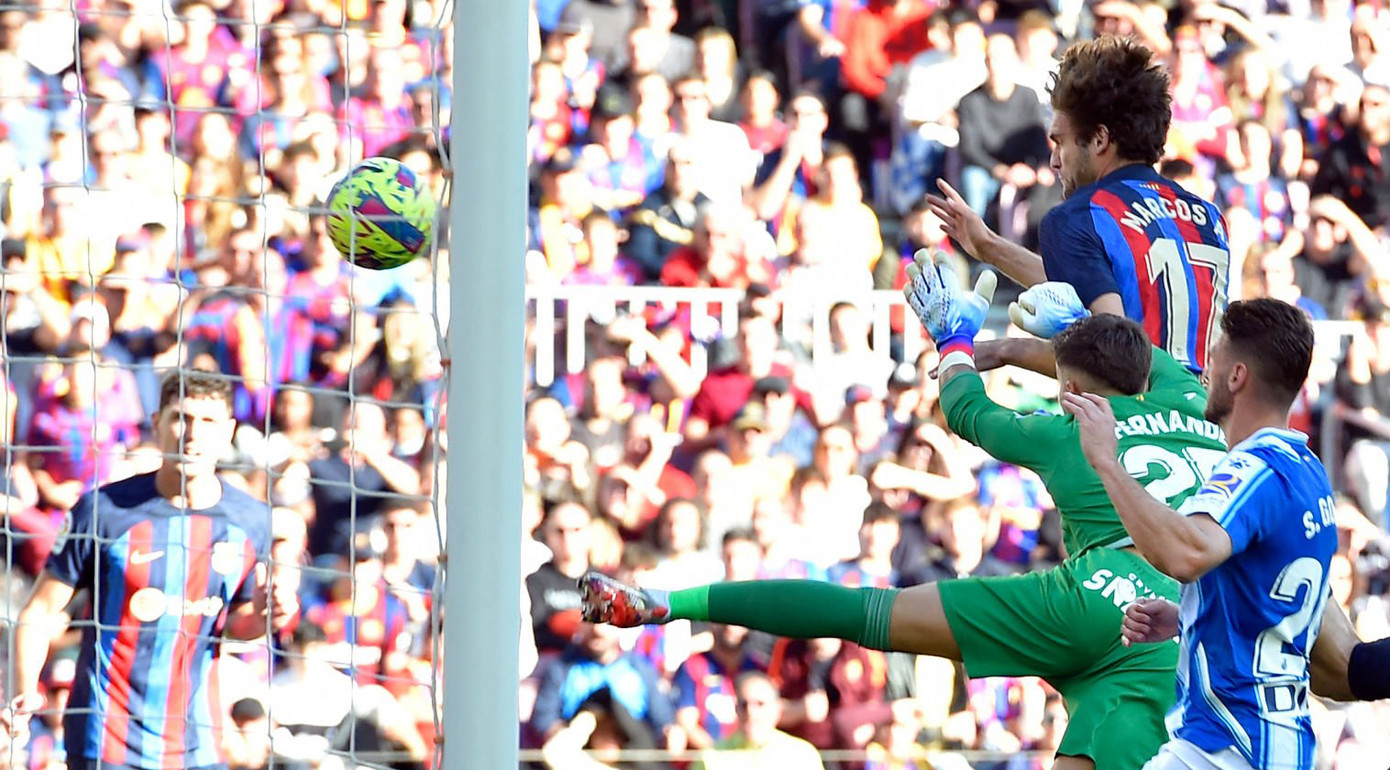 Alonso trong pha đánh đầu ghi bàn mở tỷ số