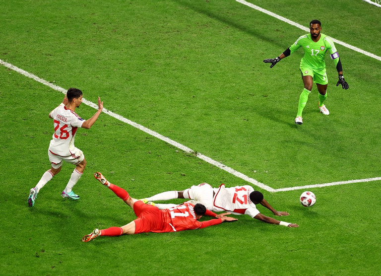 Tình huống hậu vệ UAE phạm lỗi và dính thẻ đỏ