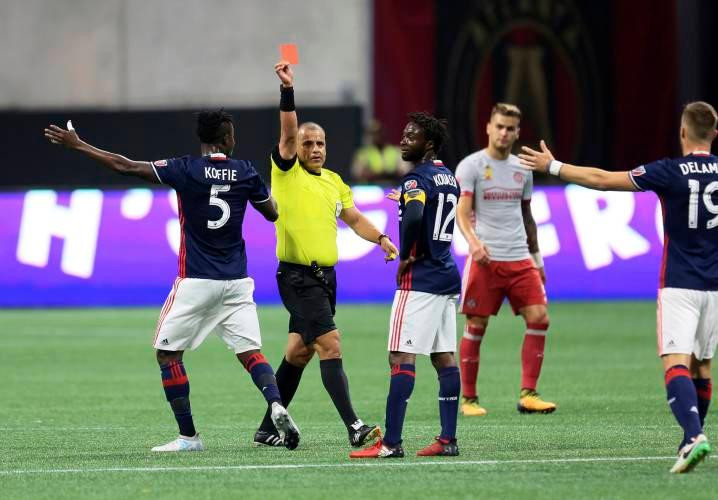 Kouassi(12) thường xuyên đẩy đội nhà vào thế chấp người