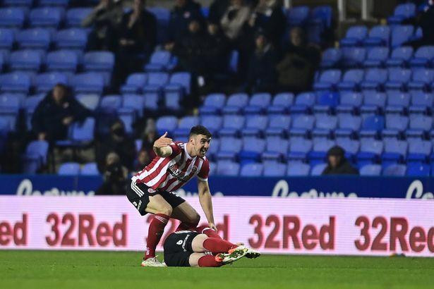 Fleck đổ gục xuống sân mà không va chạm với ai Fleck đổ gục xuống sân mà không va chạm với ai