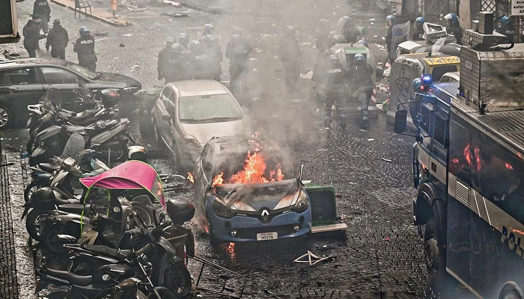 Nhiều phương tiện bị hư hại nặng nề sau bạo loạn