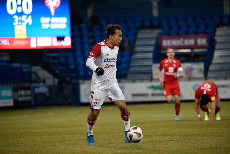 Egy trong màu áo Senica