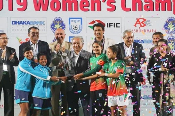 Ấn Độ và Bangladesh cùng nhận cúp vô địch Ấn Độ và Bangladesh cùng nhận cúp vô địch