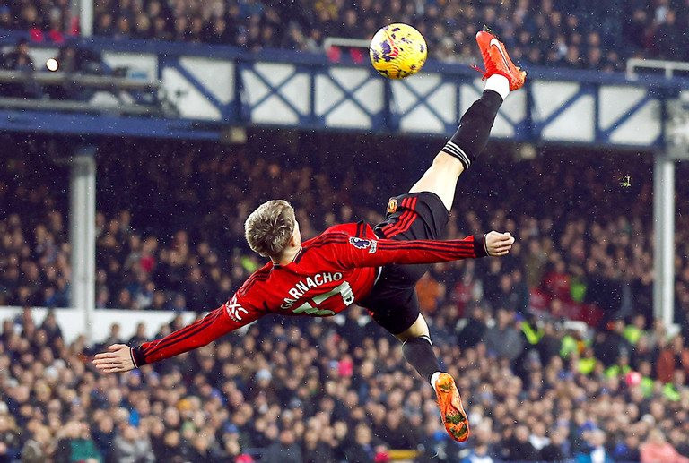 Tư thế móc bóng ghi bàn của Garnacho Tư thế móc bóng ghi bàn của Garnacho