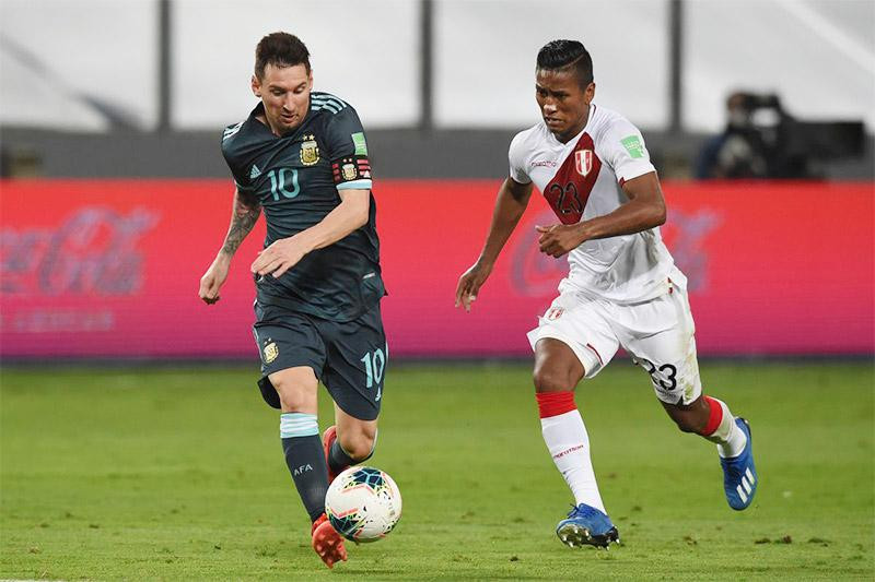 Messi liên tiếp bị đối thủ quây rát