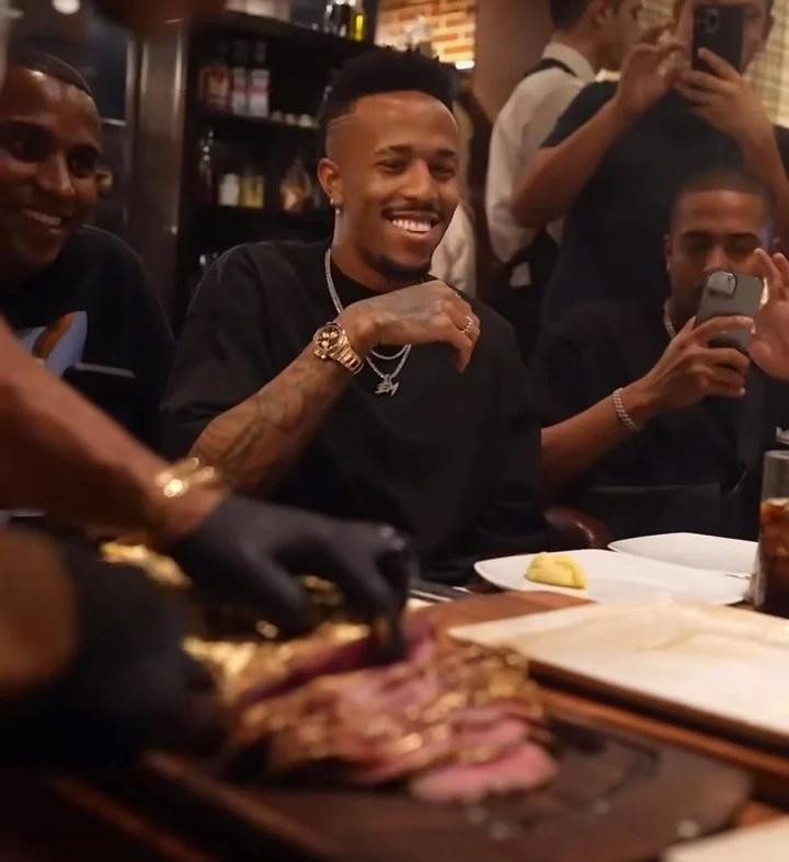 Militao vui vẻ ở bữa tiệc ngàn đô Militao vui vẻ ở bữa tiệc ngàn đô