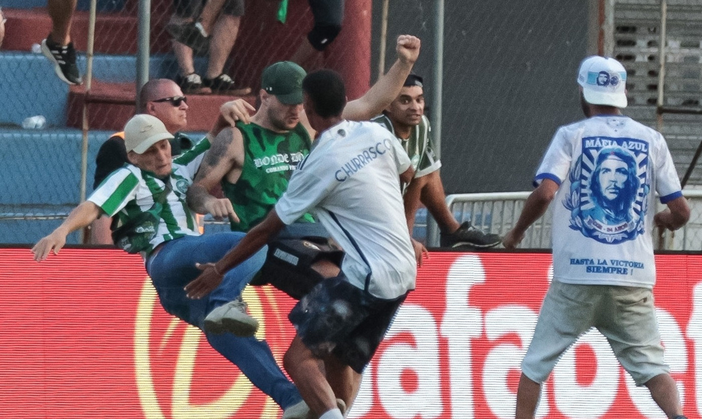 CĐV ẩu đả khiến trận đấu bị gián đoạn