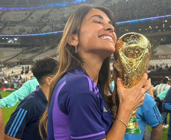 Vợ con Messi cũng đã ôm hôn Cúp vàng Vợ con Messi cũng đã ôm hôn Cúp vàng