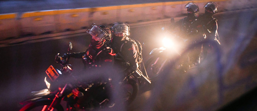 Lực lượng cảnh sát hộ tống xe chở ĐT Thái Lan rời sân Bung Karno