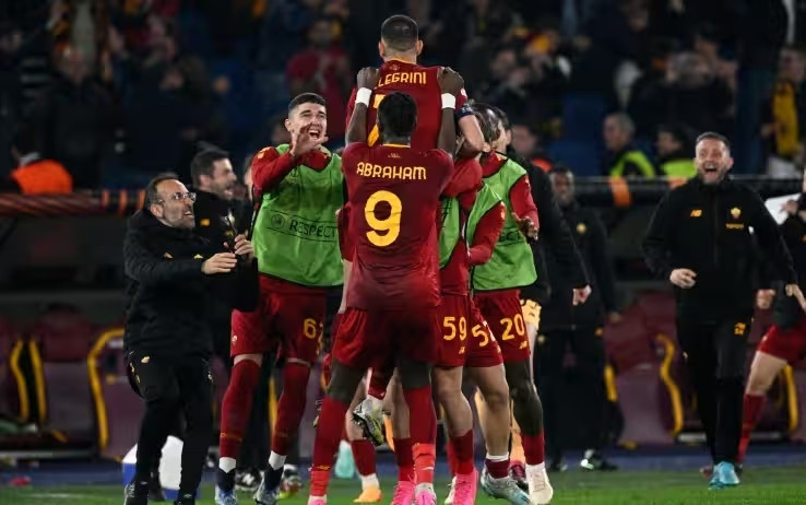 Abraham in dấu giày làm nên 2 bàn thắng quan trọng ở hiệp phụ để đưa Roma đi tiếp Abraham in dấu giày làm nên 2 bàn thắng quan trọng ở hiệp phụ để đưa Roma đi tiếp