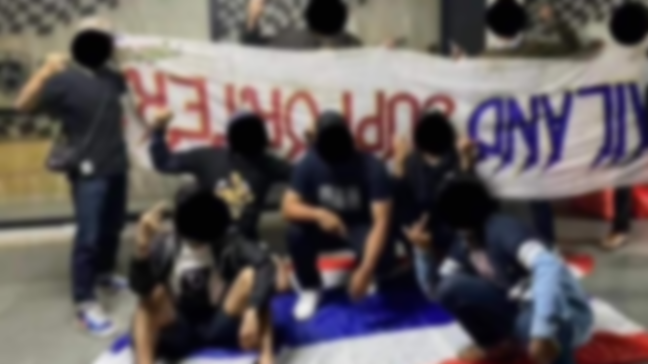 Bằng chứng về việc các CĐV Indonesia giẫm lên quốc kỳ Thái Lan (hình ảnh phản cảm nên đã được làm mờ)