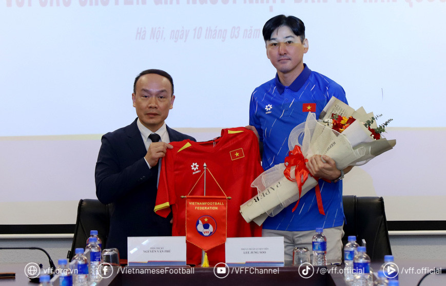 Lee Jung-soo, cựu danh thủ Hàn Quốc, được VFF công bố làm trợ lý HLV trưởng của ĐT Việt Nam Lee Jung-soo, cựu danh thủ Hàn Quốc, được VFF công bố làm trợ lý HLV trưởng của ĐT Việt Nam