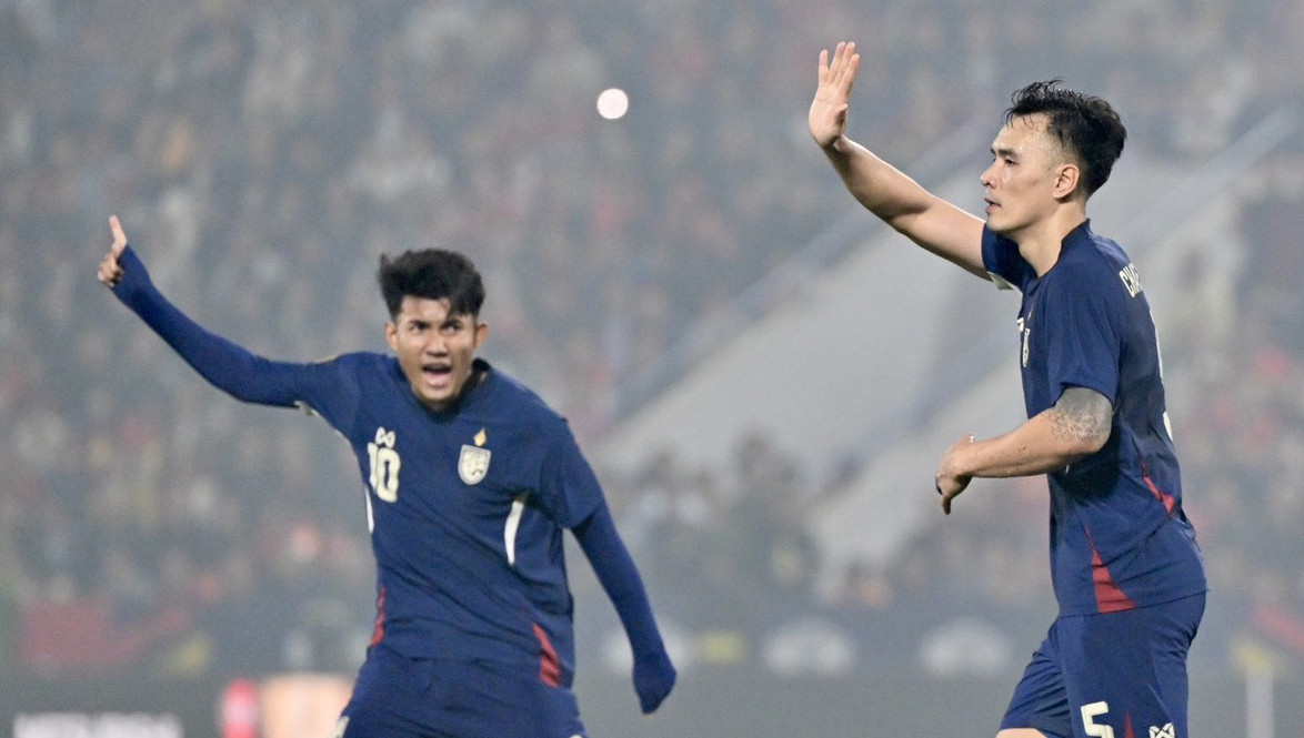 Chalermsak Aukkee giơ tay xin lỗi sau khi ghi bàn danh dự cho Thái Lan Chalermsak Aukkee giơ tay xin lỗi sau khi ghi bàn danh dự cho Thái Lan