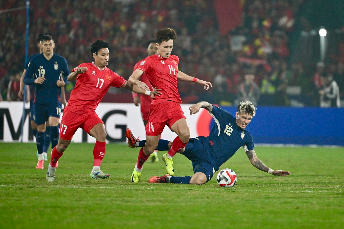 Mickelson được góp mặt ở đội hình tiêu biểu nhưng Hoàng Đức thì không