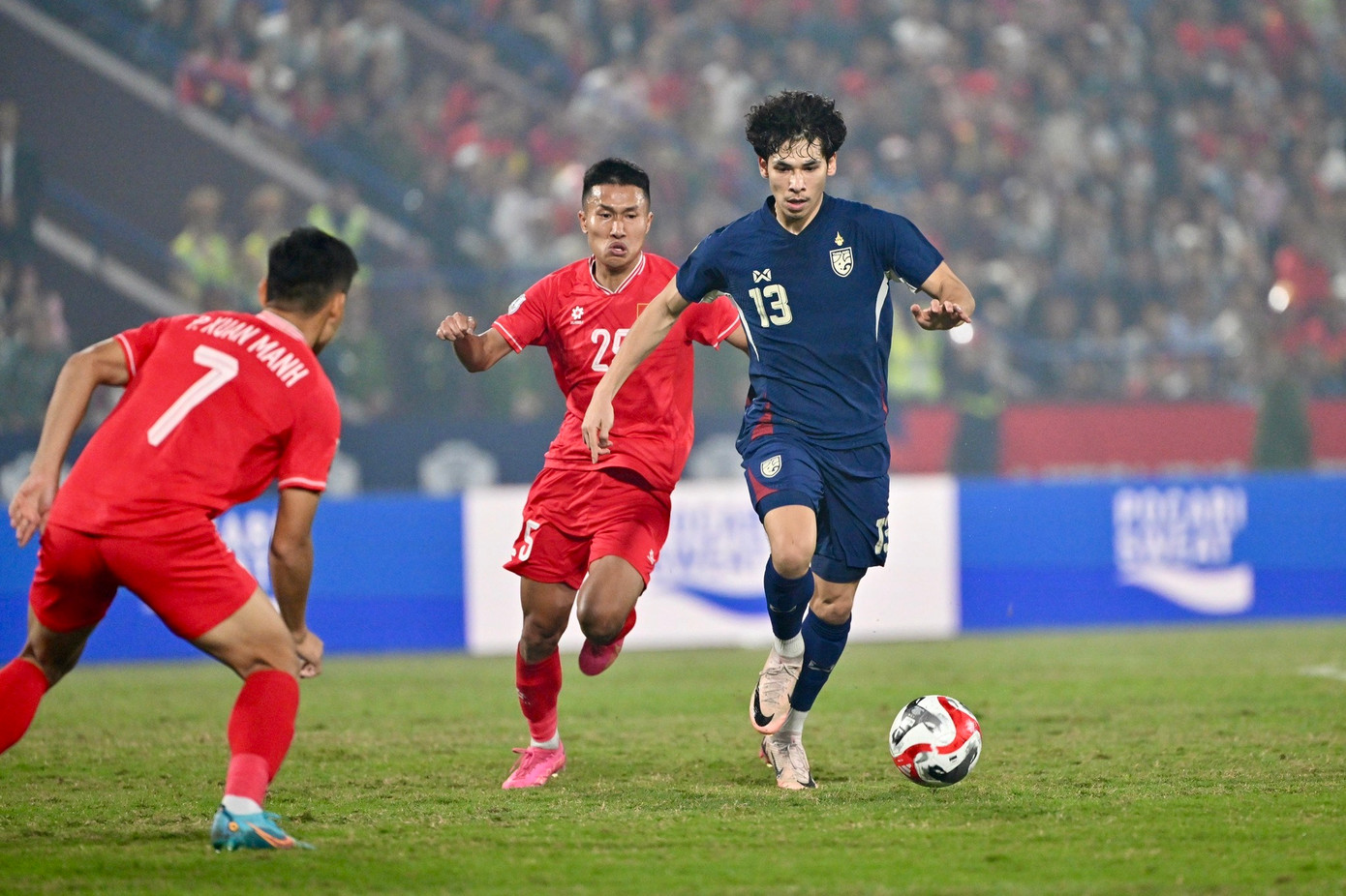 Tuyển Thái Lan bị áp đảo sau khi Akarapong rời sân