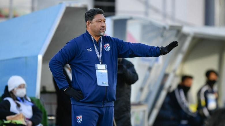 HLV Worrawoot Srimaka của U23 Thái Lan đang gặp nhiều khó khăn về lực lượng