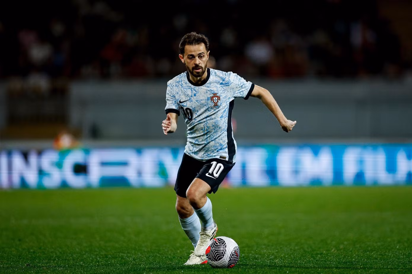 Bernardo Silva và đồng đội hoàn toàn lép vế trong hiệp một