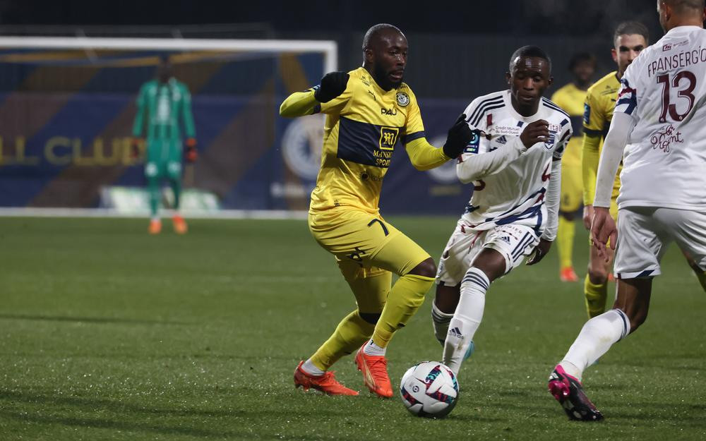 Pau đuối thế hoàn toàn so với đối thủ