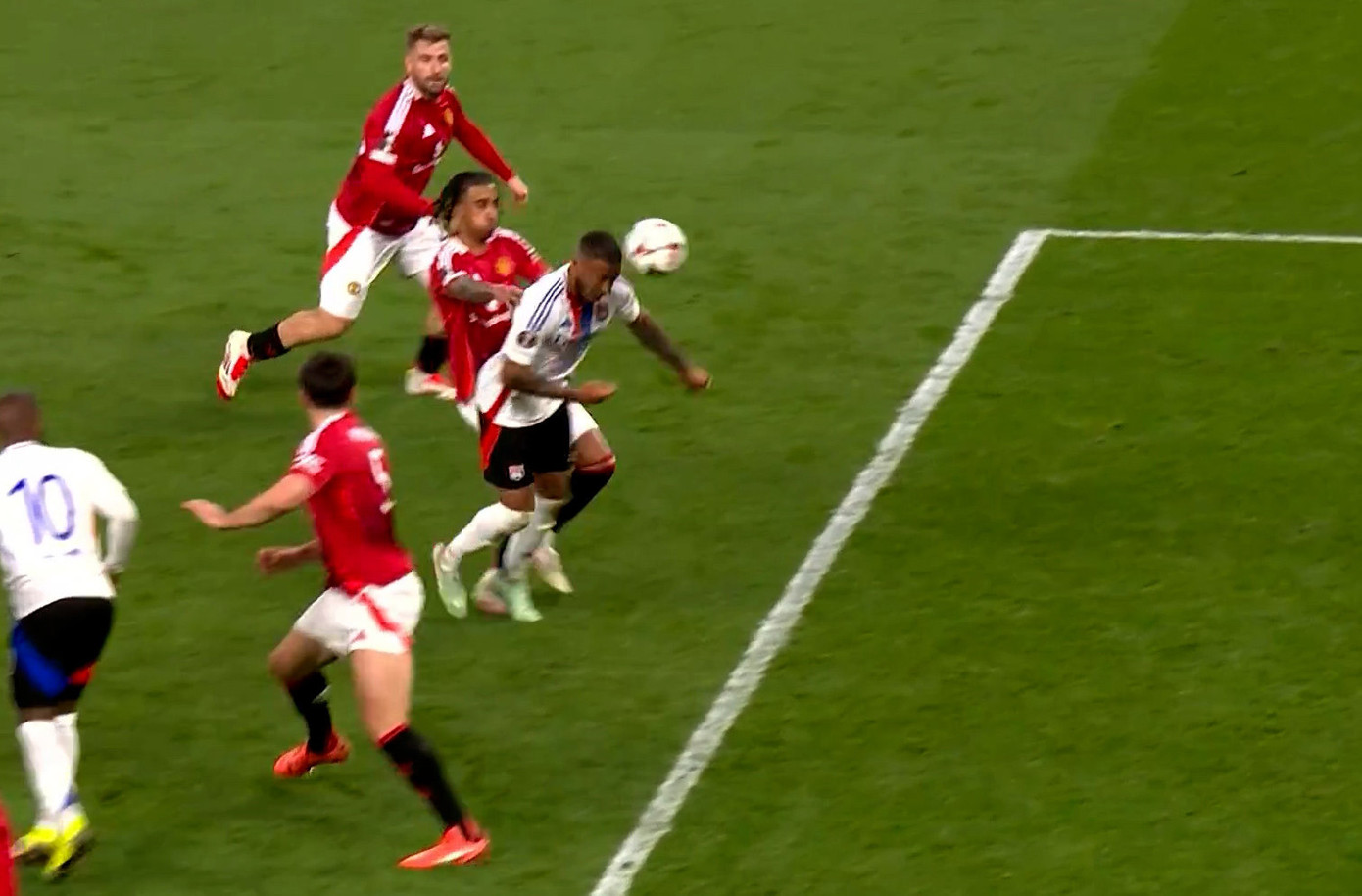 Tolisso đánh đầu ghi bàn cho MU