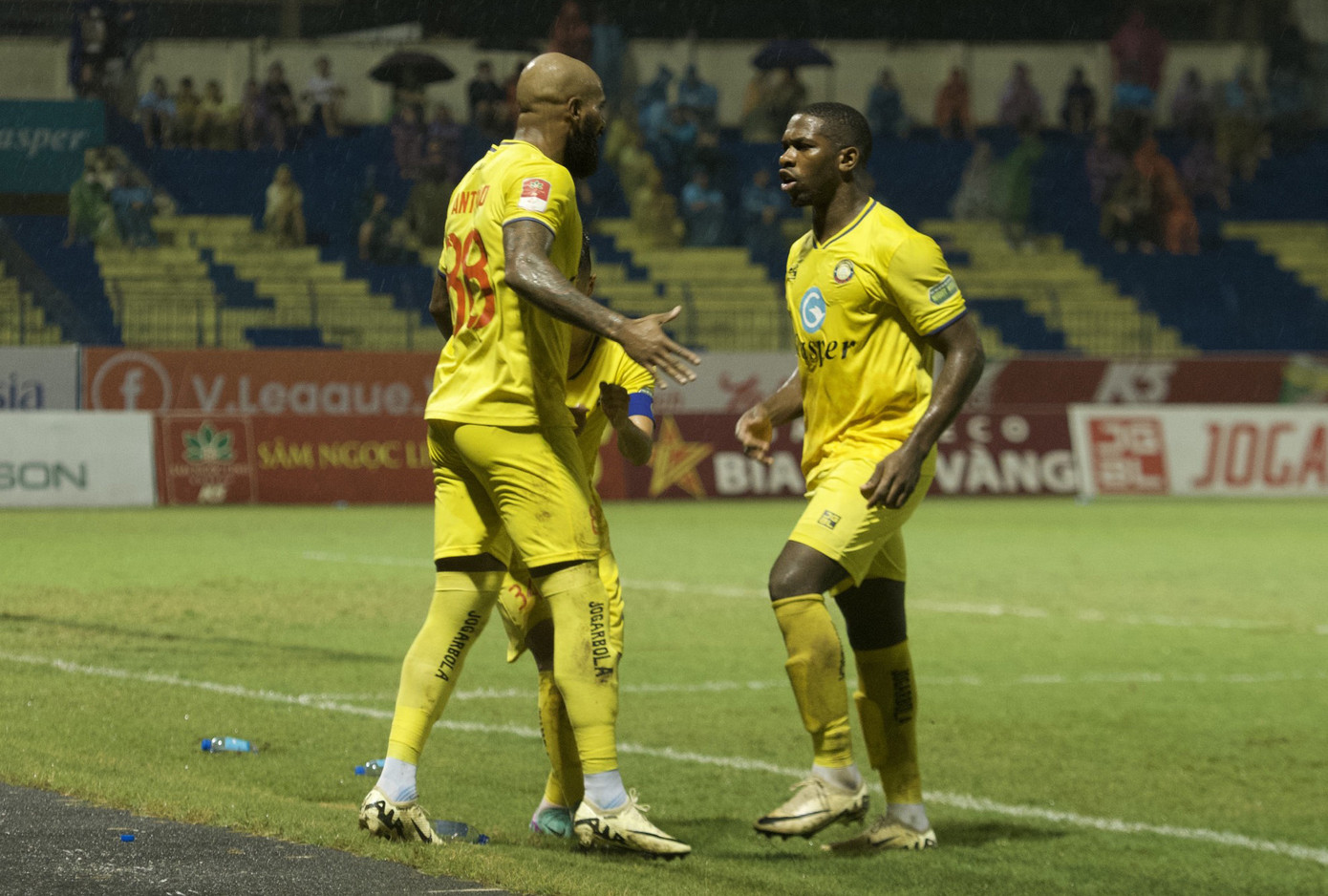 Thanh Hóa ăn mừng chiến thắng 3-2 trước Bình Dương Thanh Hóa ăn mừng chiến thắng 3-2 trước Bình Dương