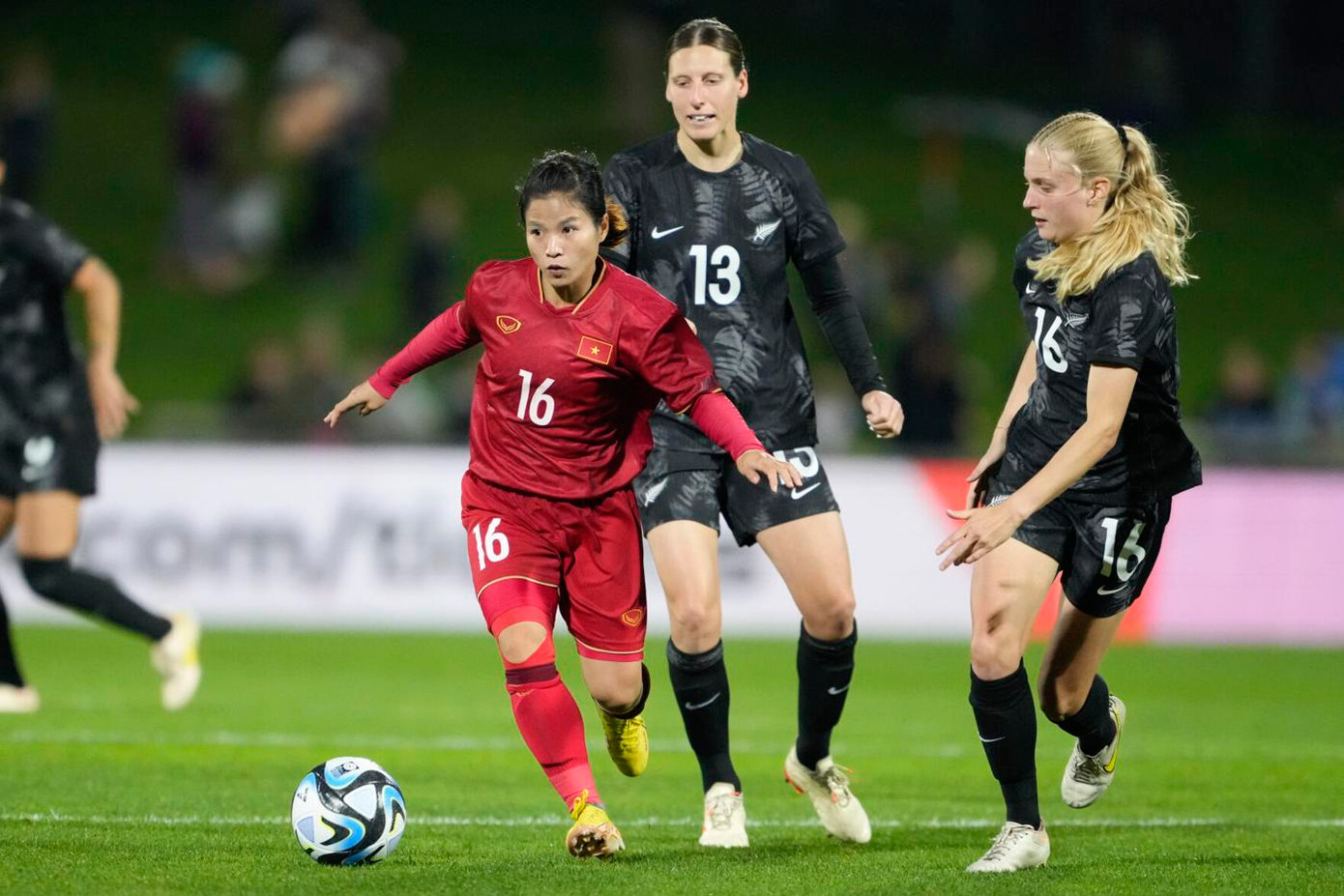 Rebekah Stott (13) theo sát Dương Thị Vân ở trận gặp Việt Nam