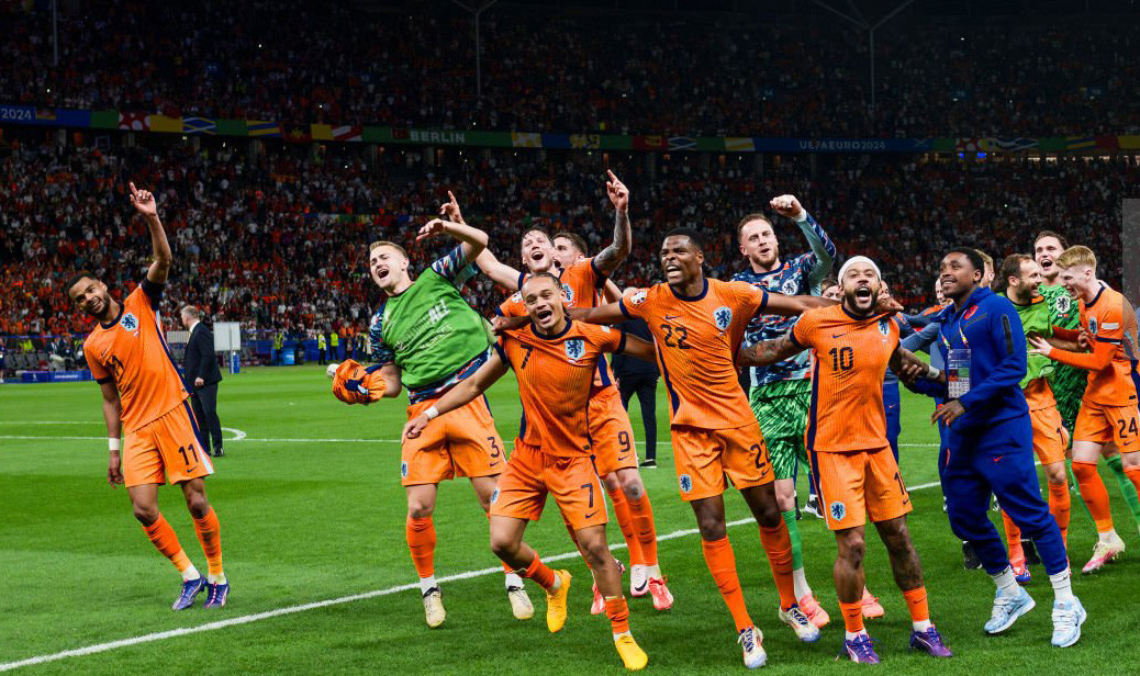 ĐT Hà Lan đến Dortmund chậm hơn dự kiến