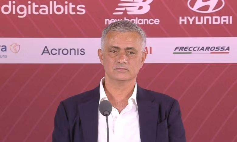 Mourinho đã tạo ra áp lực khiến Karsdorp phải bỏ Roma
