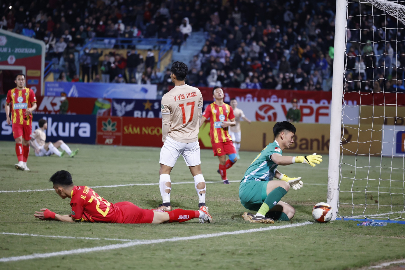  Thắng Thanh Hoá, CAHN trở lại cuộc đua vô địch V-League ảnh 28