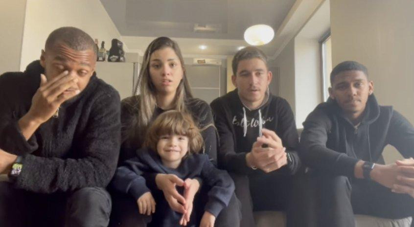 Nhóm các cầu thủ của Zorya Luhansk chụp ảnh trước khi bắt đầu hành trình đi bộ 60km sang biên giới Ba Lan nhưng bị chặn lại