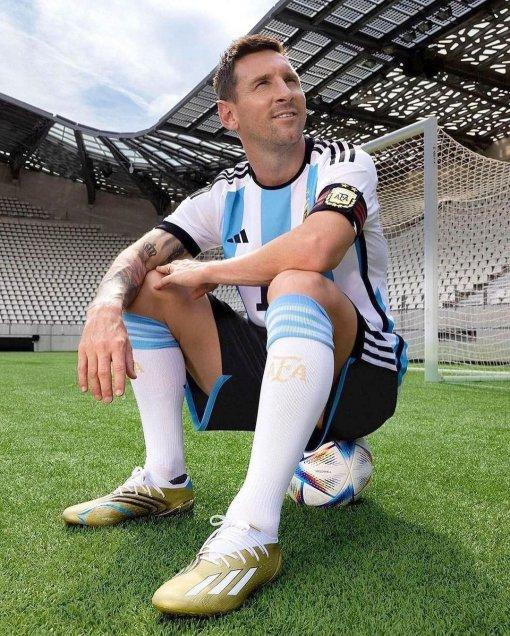 Messi và đôi giày thửa riêng cho anh