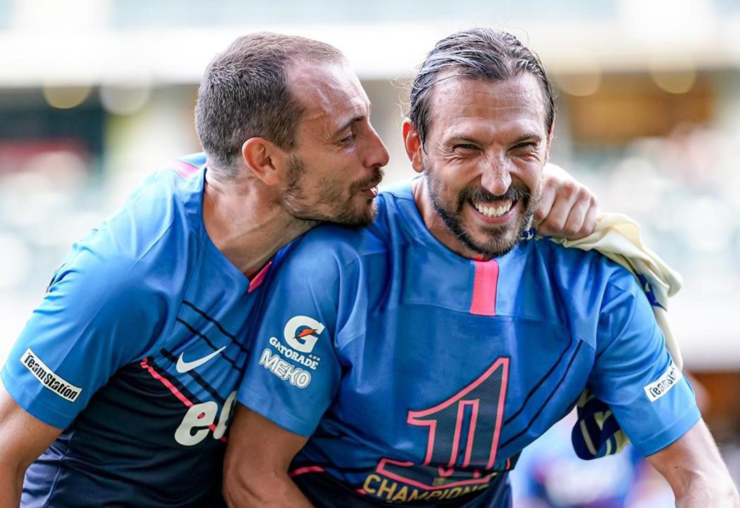 Dejan Damjanovic (phải) trong màu áo Kitchee
