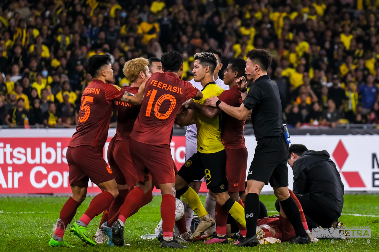 Theo ông Sasom Pobprasert, việc VAR không được sử dụng khiến các pha bóng tranh cãi không được giải quyết triệt để Theo ông Sasom Pobprasert, việc VAR không được sử dụng khiến các pha bóng tranh cãi không được giải quyết triệt để