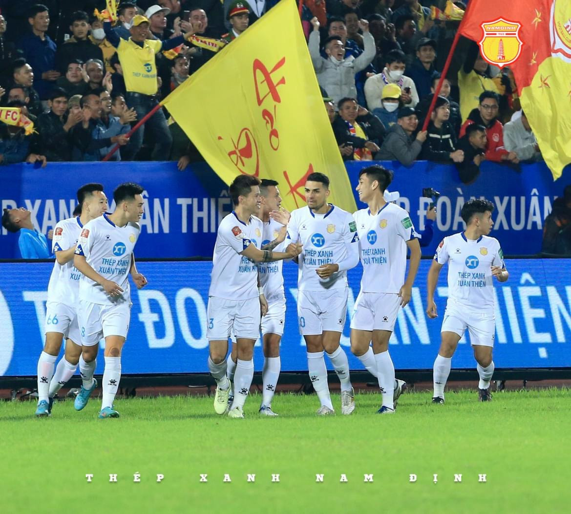 Nam Định sớm có bàn dẫn và kiểm soát cuộc chơi theo ý mình (ảnh: CLB Nam Định)