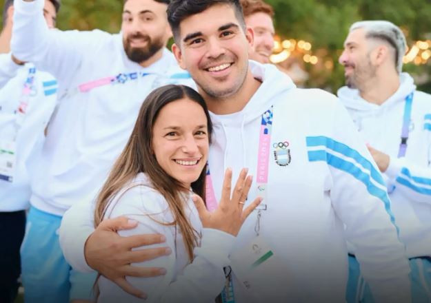 Simonet và bạn gái Campoy hạnh phúc sau lễ cầu hôn