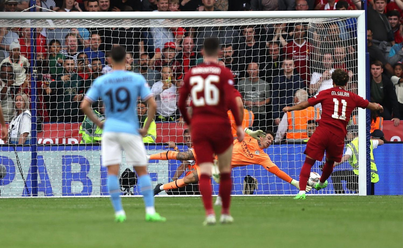 Salah trong pha đá penalty nâng tỷ số lên 2-1 Salah trong pha đá penalty nâng tỷ số lên 2-1