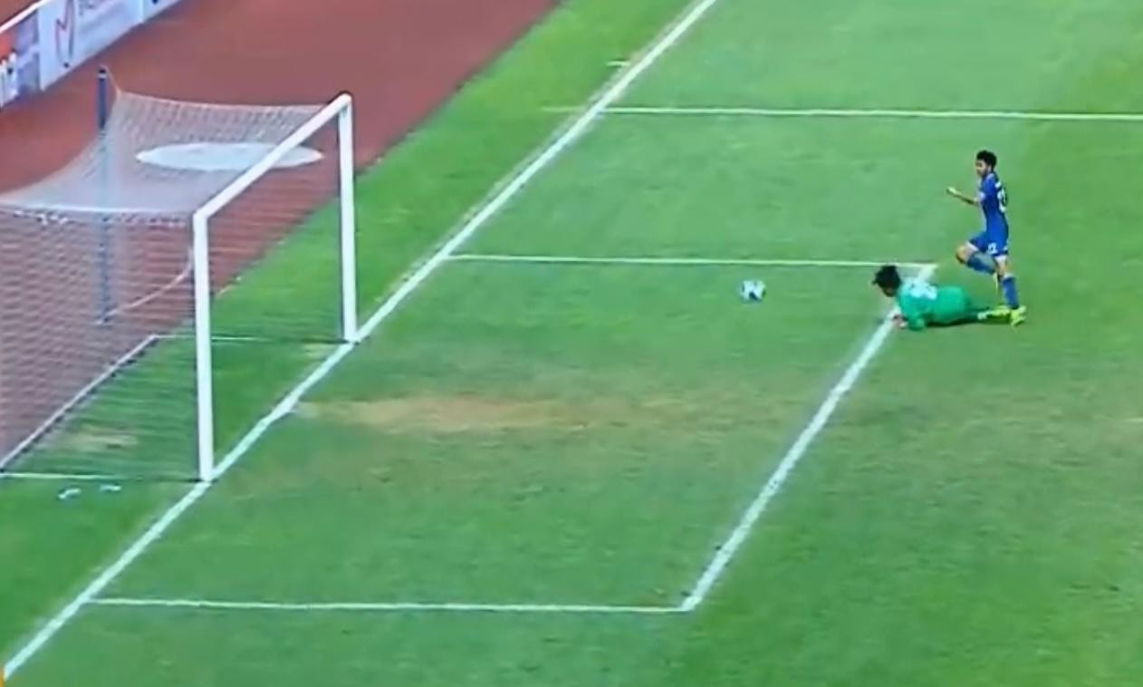 Phathamit chích bóng điệu nghệ nhưng trái bóng lại tìm đến đúng cột dọc Phathamit chích bóng điệu nghệ nhưng trái bóng lại tìm đến đúng cột dọc