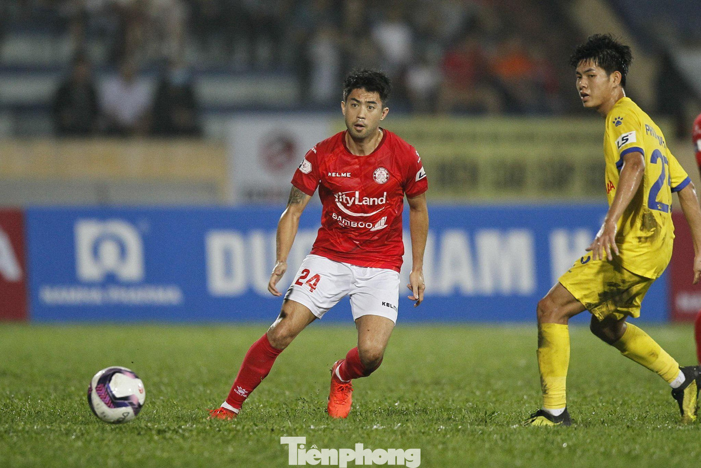 Lee Nguyễn từng dính thẻ đỏ trong trận gặp Nam Định mùa trước