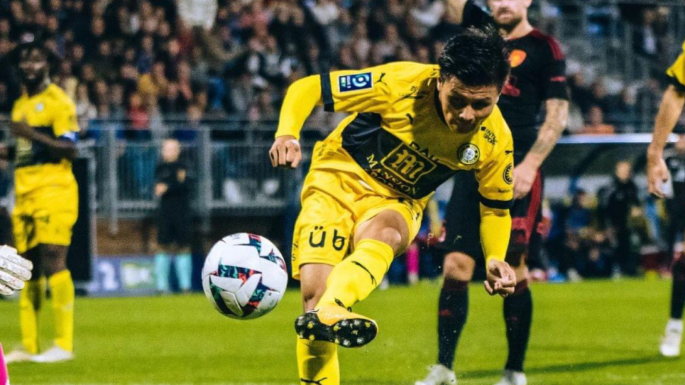 Quang Hải với cú đá ghi bàn gỡ hòa cho Pau