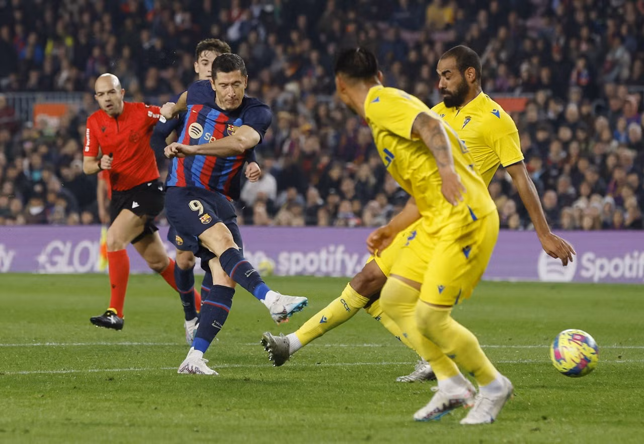 Lewandowski tiếp tục in dấu giày vào chiến thắng của Barca